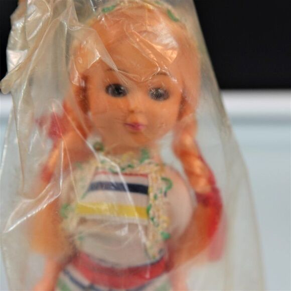 Sweden Vintage 60s Dolls from Around the World - Picture 3 of 8